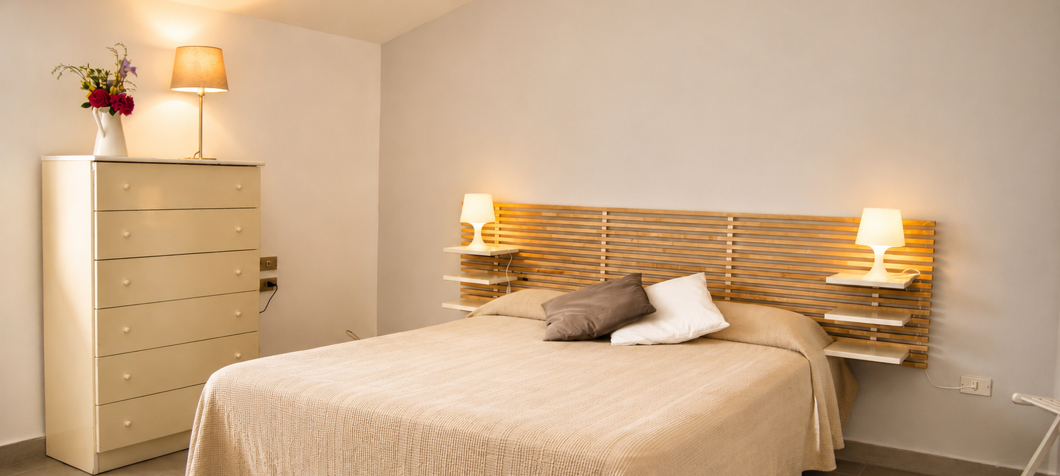 CAMERA DA LETTO 1 CON SCHIENALE IN LEGNO